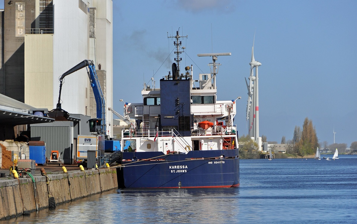 Navire de transport de marchandises dans un port de commerce mondial.