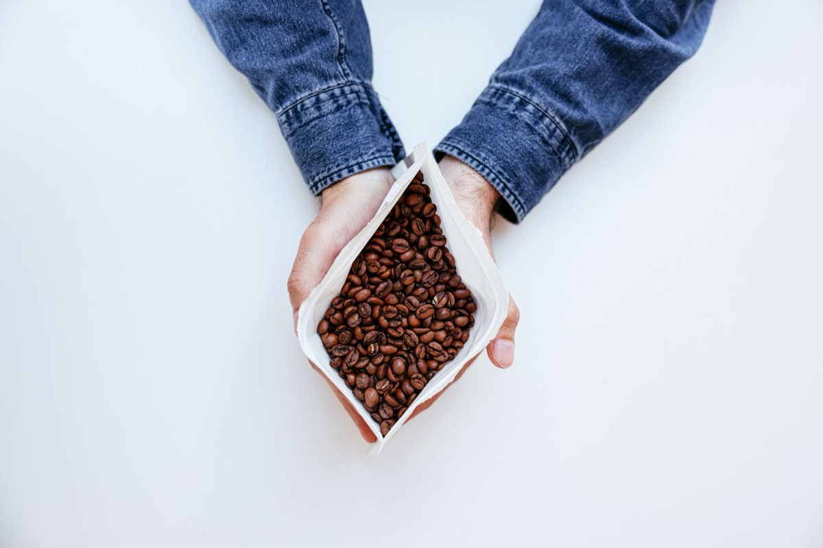 feijão de café em embalagem sustentável