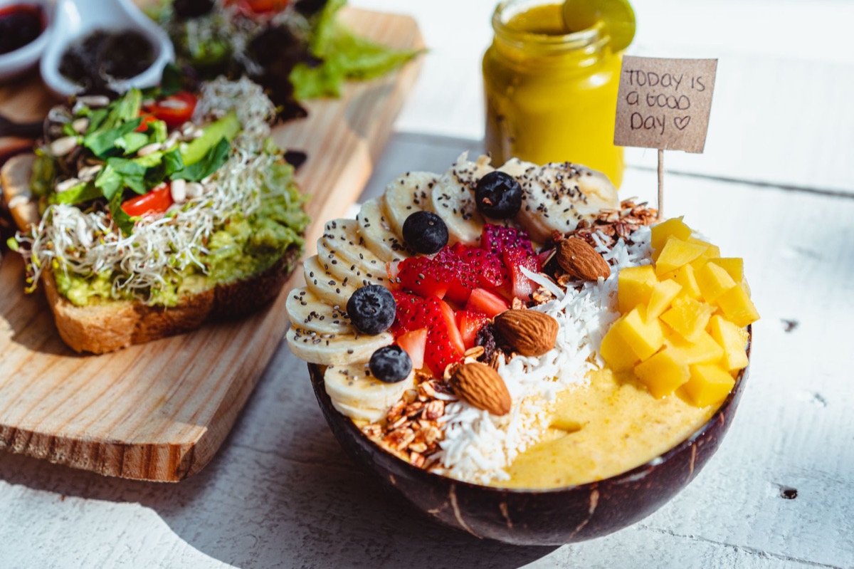 Bol d'açaï et fruits frais