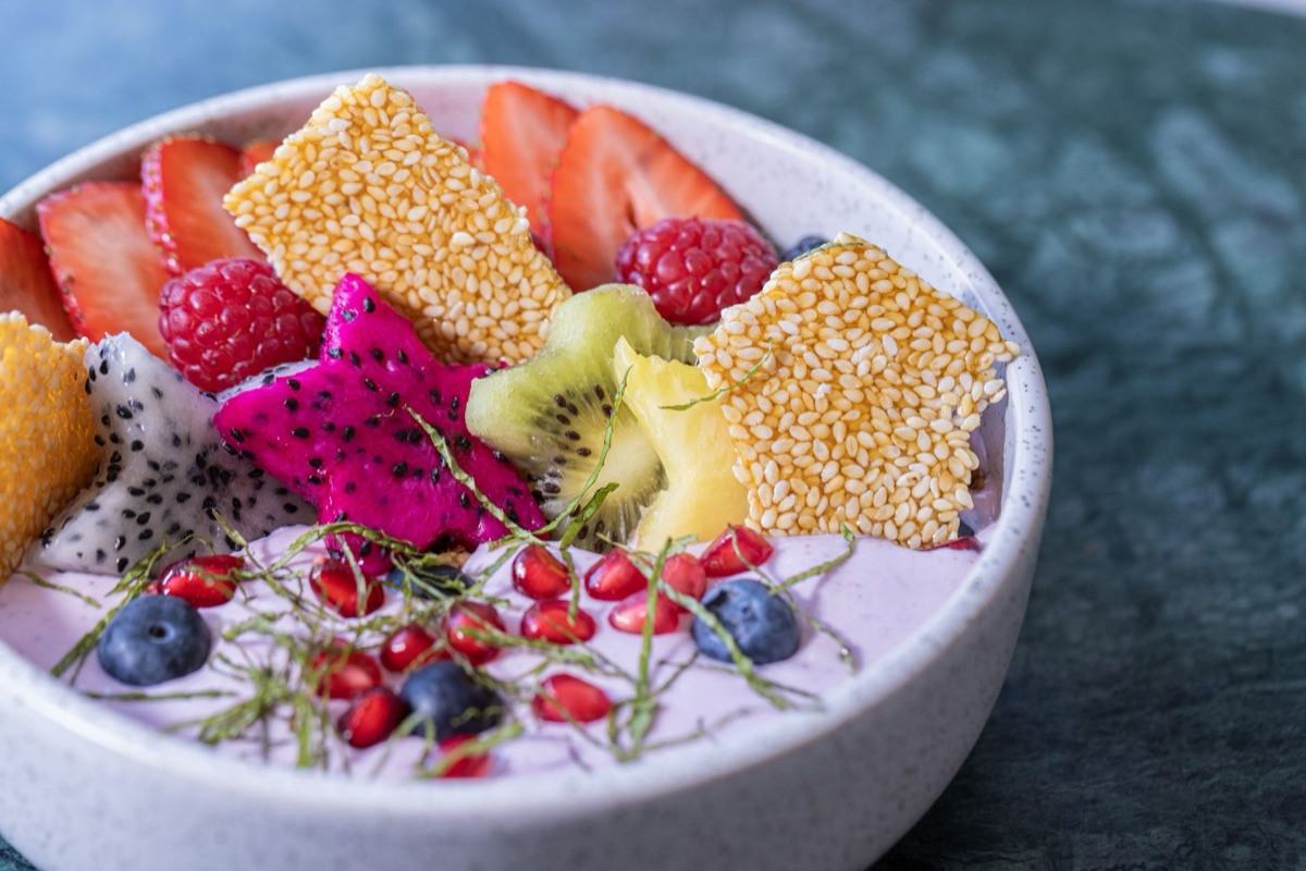 Ciotola di açaí con ingredienti freschi