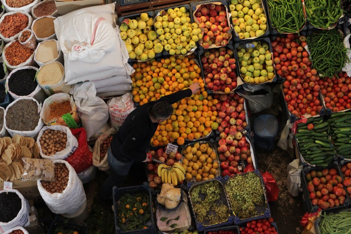 Mercato di verdure tropicali vibranti