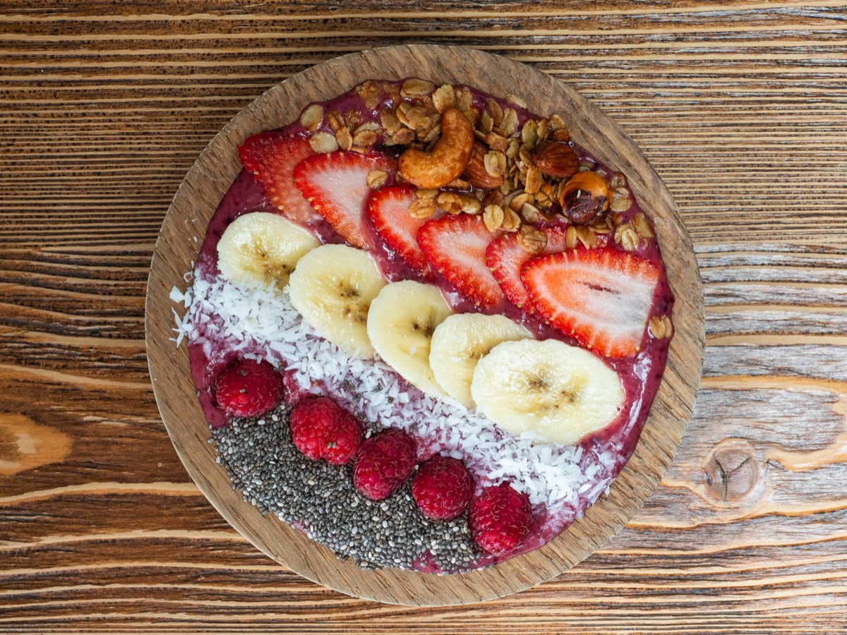 Açaí bowl com ingredientes frescos