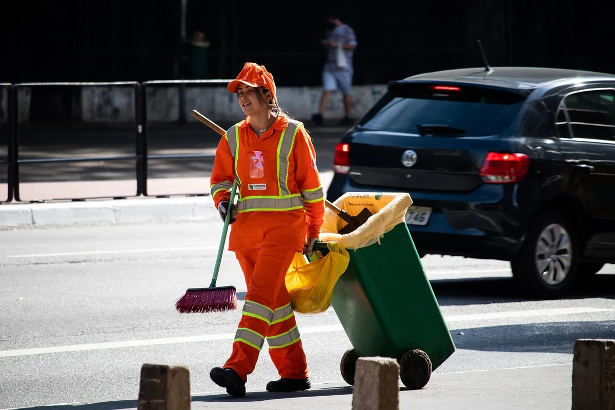 corona, covid19, quarantine, the pandemic, economy, street-sweeper, cleaning, virus, covid-19, disease, hygiene, mask, brazil, são paulo, city, job, cleaning, c