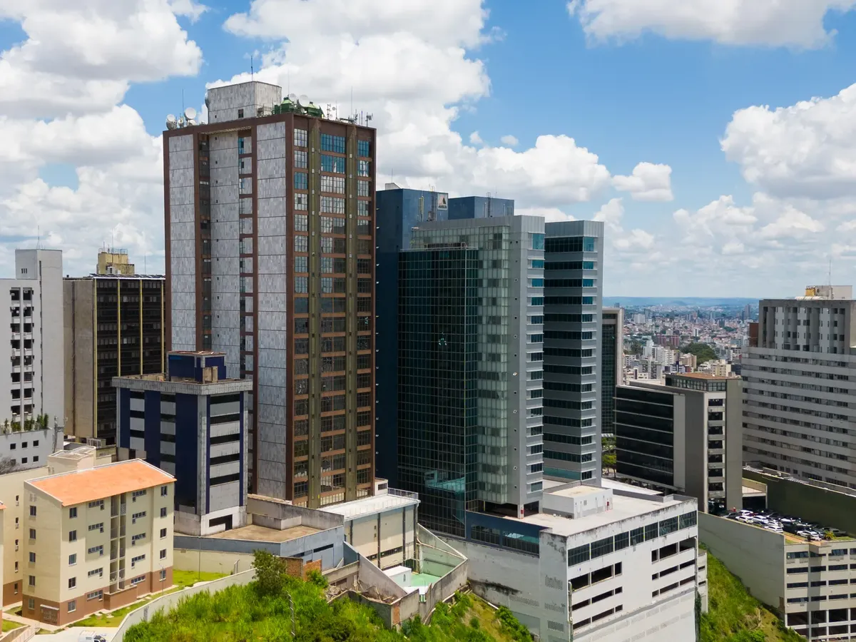 ブラジルのベルホリンテの街並み、現代的なスカイビルを明るい空の下に描いた風景。