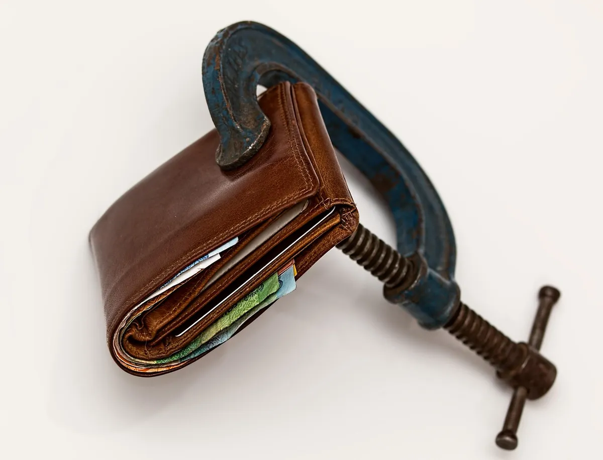 信用締め切り、税金、小金、税金、経済的ストレス、厳しい予算、消费主義、通貨、インフレーション、財政的困難、金融、現金、借入、破産、経済。