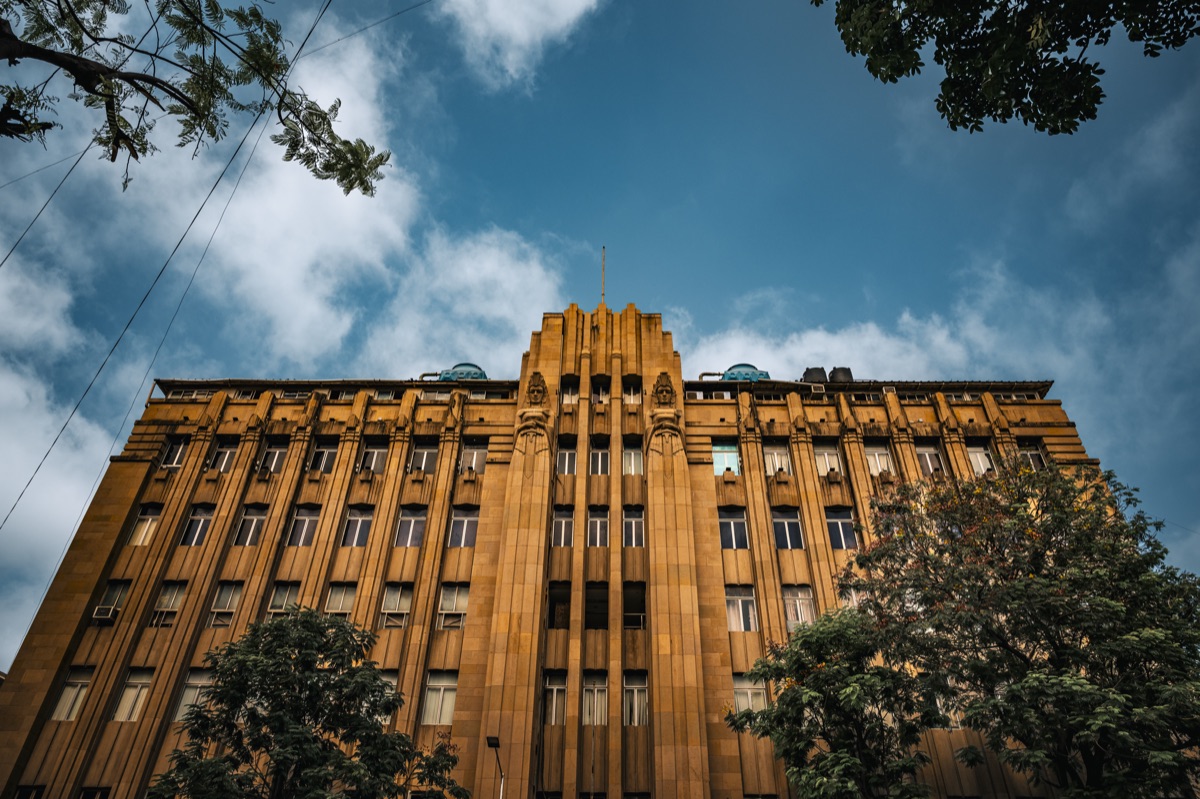 Gelb- und braunes Krankenhausgebäude in Brasilia