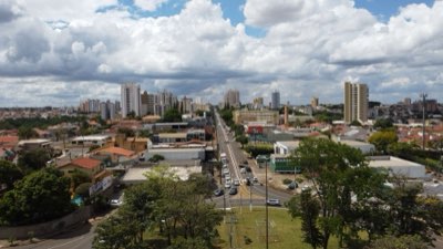 Lei vs. Realidade: O abismo entre direitos escritos e vivência
