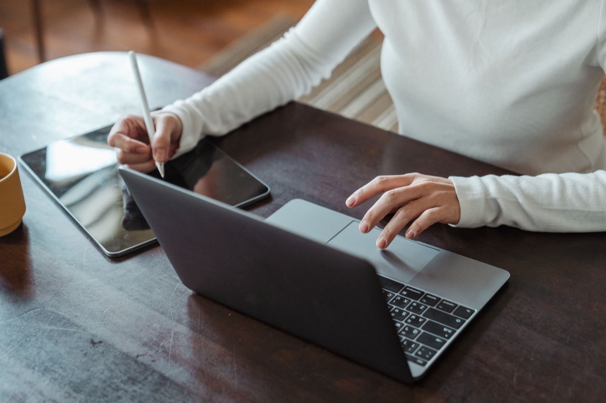 Jovem olha para o horizonte com tablet