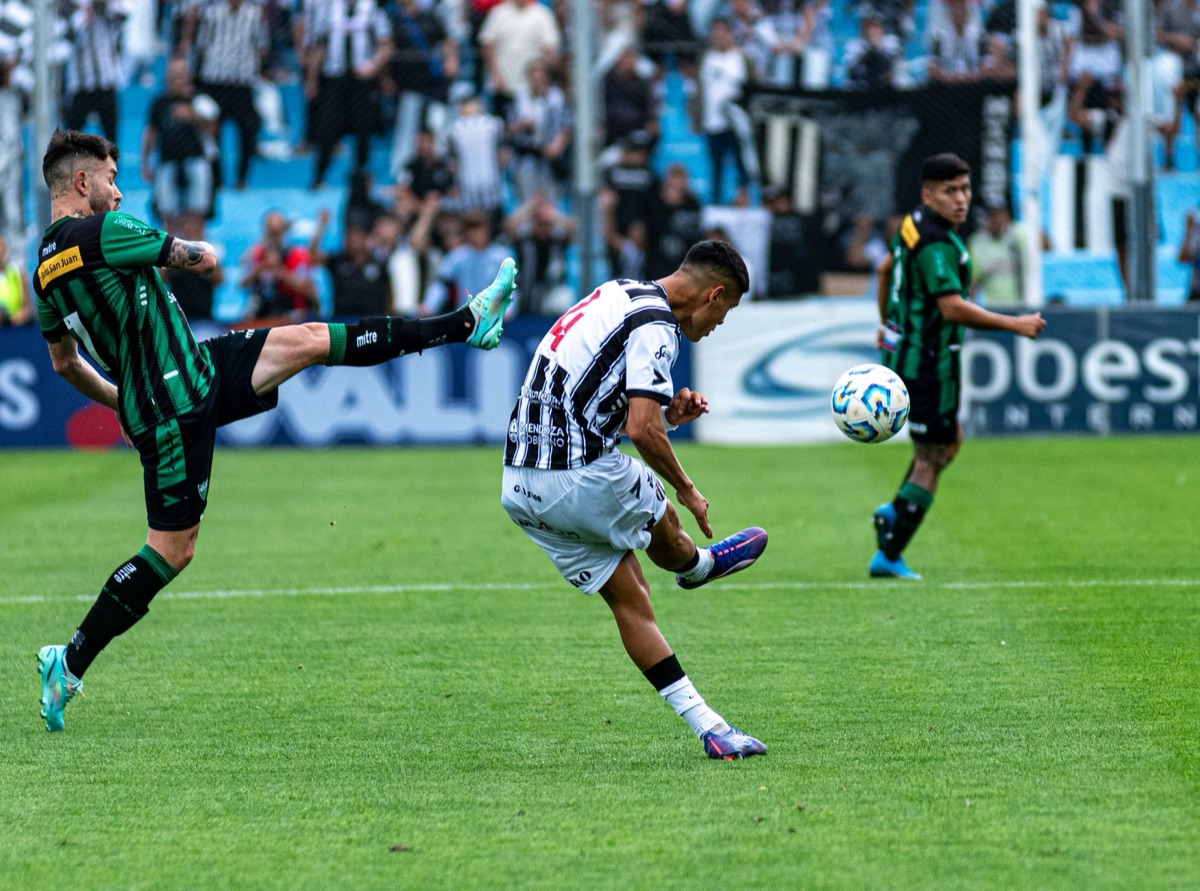 ブラジルサッカーの勝利戦略と課題を深く比較する方法