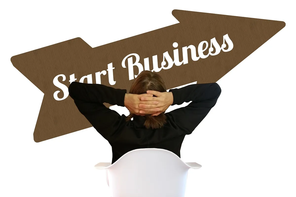 startup, start up, growth hacking, begin, arrow, woman, at the beginning, founding, freelancer, marketing, strategy, social media, online, business, business wo